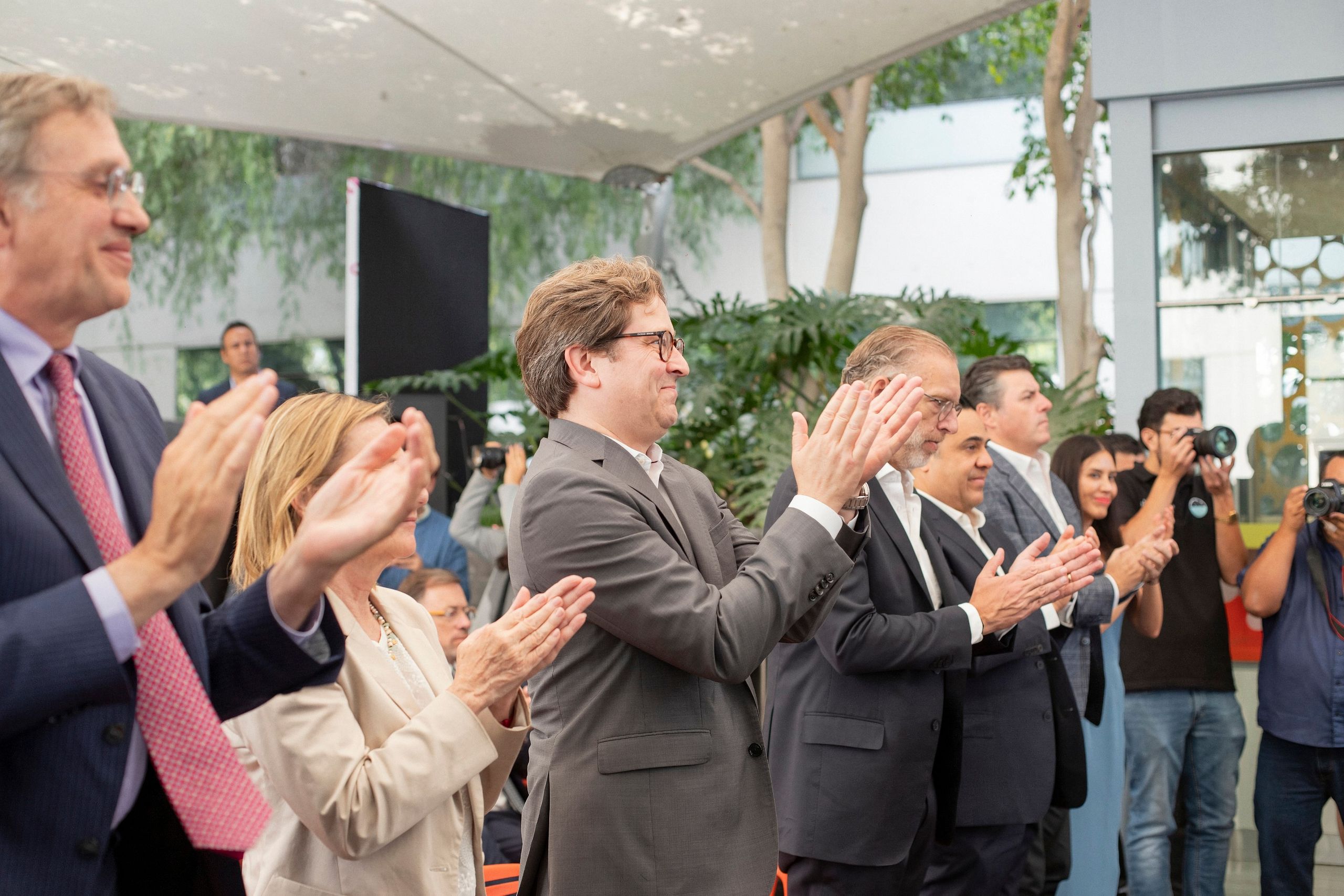 Directivos aplaudiendo durante una ceremonia corporativa producida por Cluster Eventos Corporativos